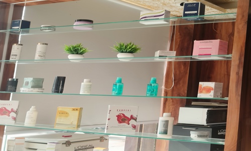 Blonde And Beyond UniSex Salon - Job Training in Fraser Road, Patna