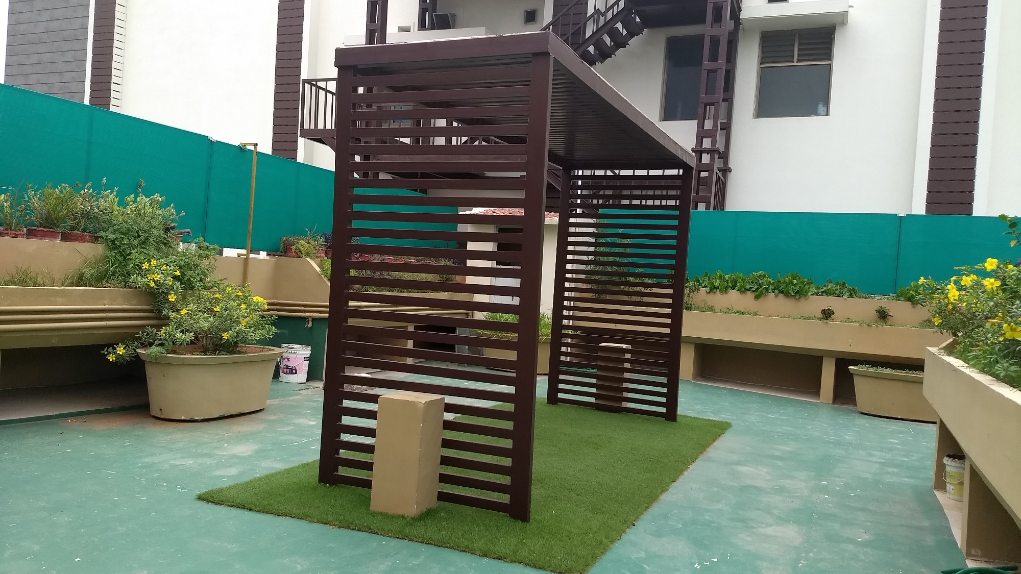 Landscaping of Landmark Constructions