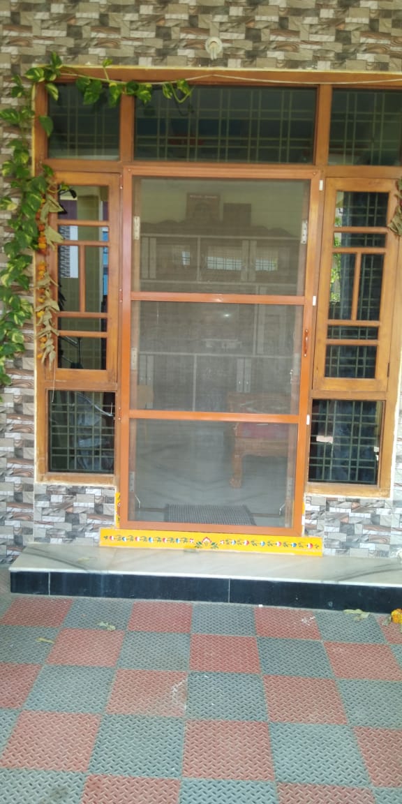 door of Unik Traders
