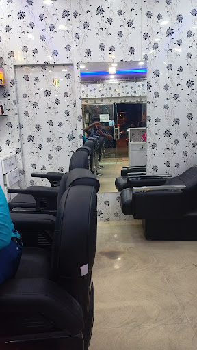 Classic 4 Mens Saloon image