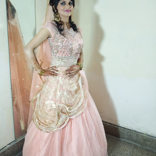 Bridal Makeup Session of The Dazzling Diva Unisex Salon