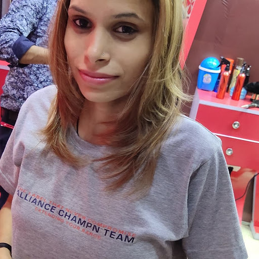 Team at Work of The Dazzling Diva Unisex Salon