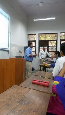 Tutor Teaching Classes of Dhirati Education - Classes By FMS/iit Alumni