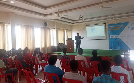 Tutor Teaching Classes of Aakash Institute