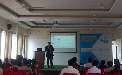 Tutor Teaching Classes of Aakash Institute