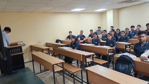 Tutor Teaching Classes of Aakash Institute