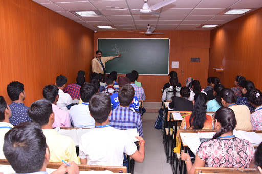 Tutor Teaching Classes of Aakash Institute