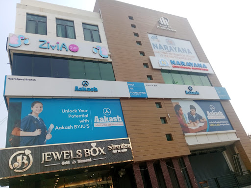 Tutor Teaching Classes of Aakash Institute