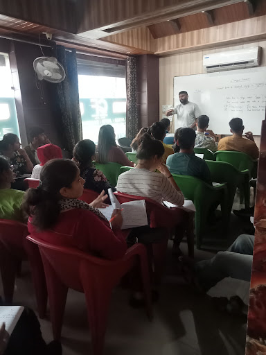 Tutor Teaching Classes of Career Focus