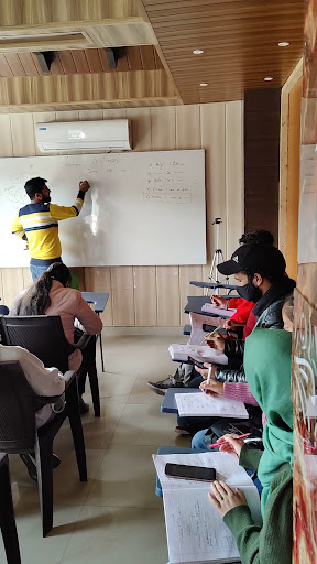 Tutor Teaching Classes of Career Focus