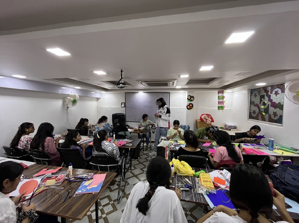 Tutor Teaching Classes of Design Square