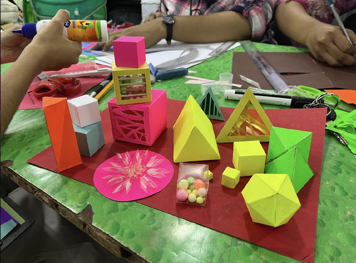 Tutor Teaching Classes of Design Square