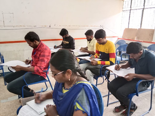 Tutor Teaching Classes of Dexter Academy Bank Exam Tnpsc Railway Tancet