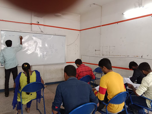 Tutor Teaching Classes of Dexter Academy Bank Exam Tnpsc Railway Tancet
