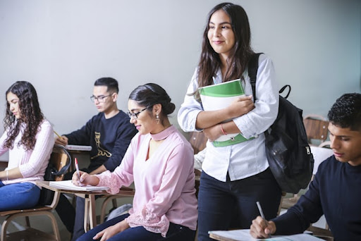Tutor Teaching Classes of Edustunt Tuition Centre