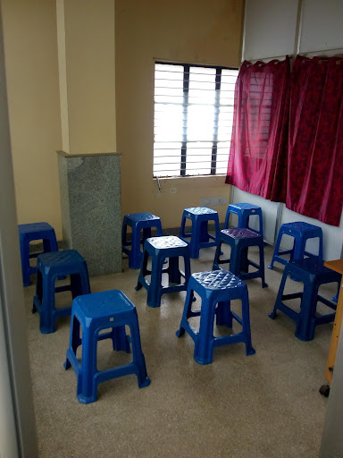 Tutor Teaching Classes of Ezlearn Academics