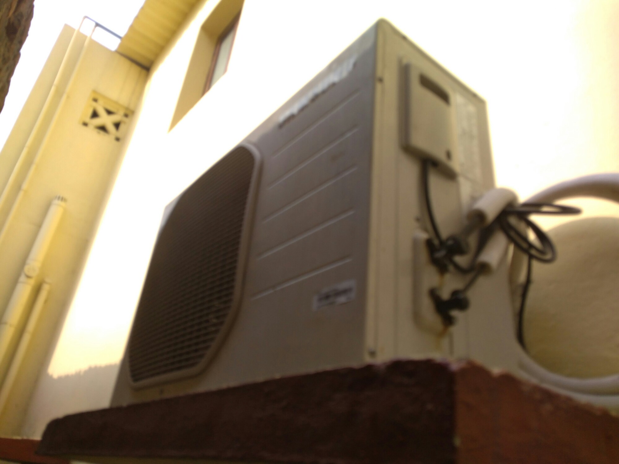Indoor & Outdoor AC Units of Freezing Cool Services