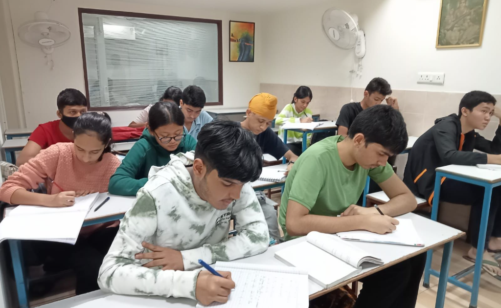 Tutor Teaching Classes of Buniyaad Tuition Centre