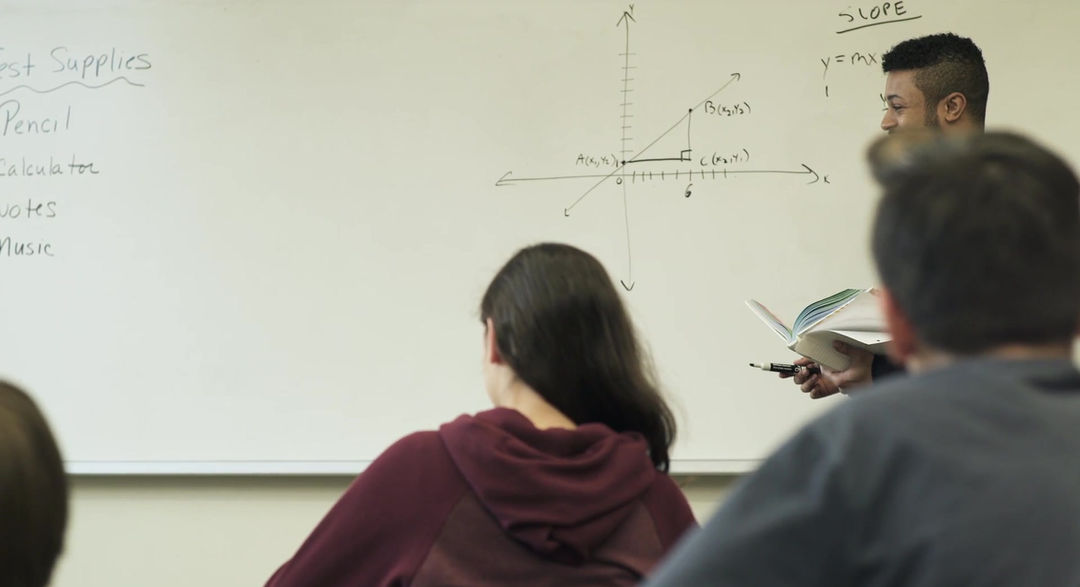 Tutor Teaching Classes of Ezlearn Academics