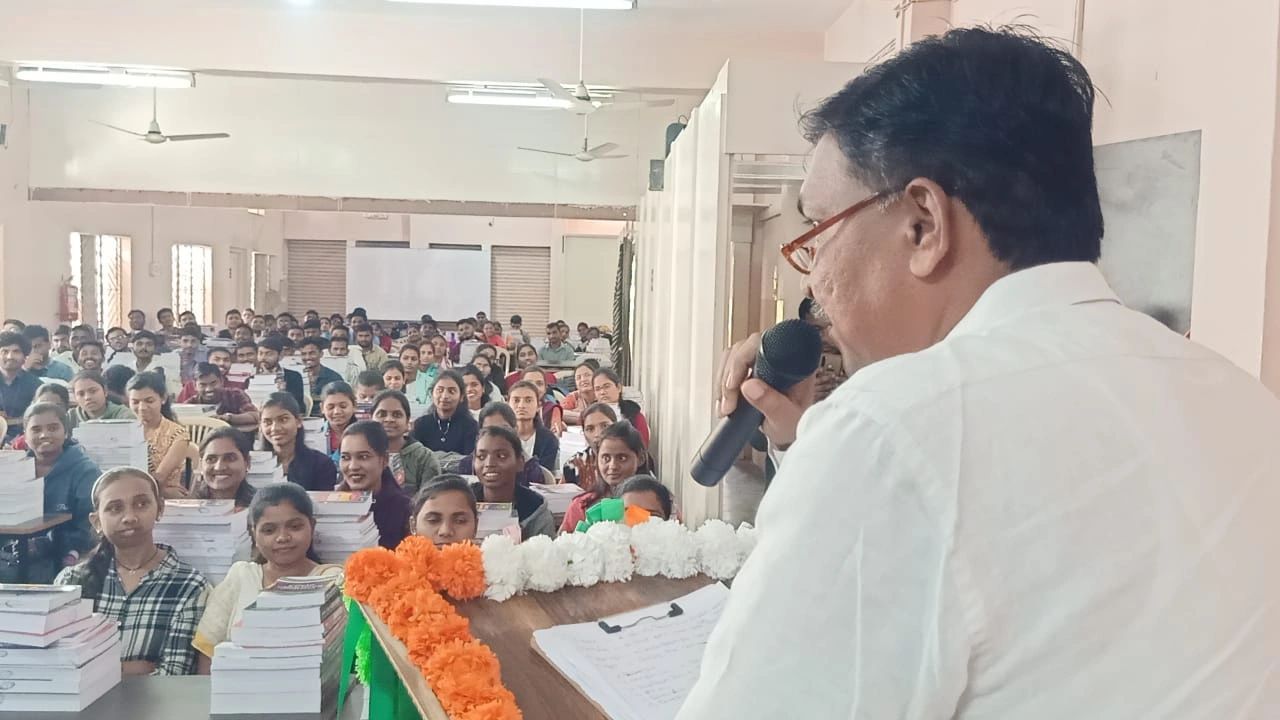Tutor Teaching Classes of Nalanda Academy