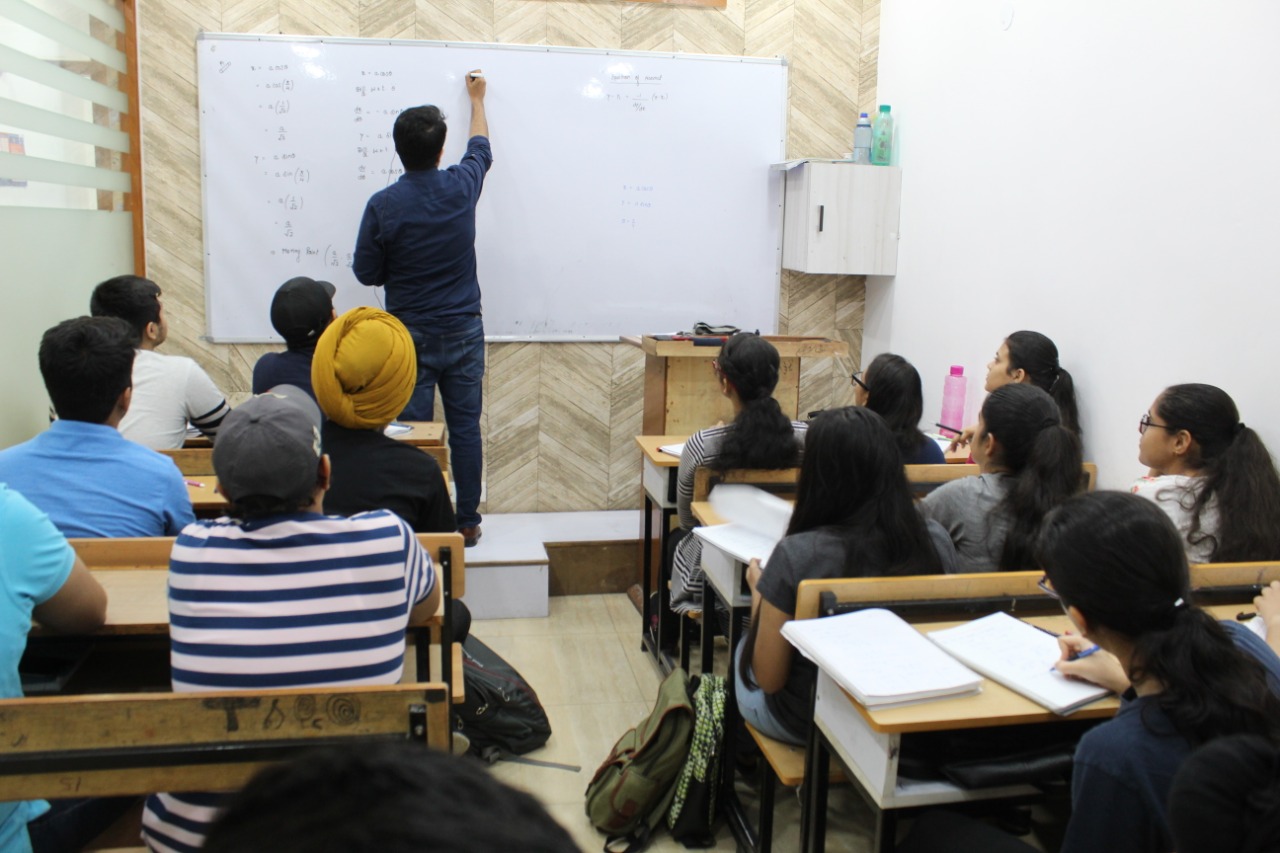 Tutor Teaching Classes of ISL Competitive Coaching Centre