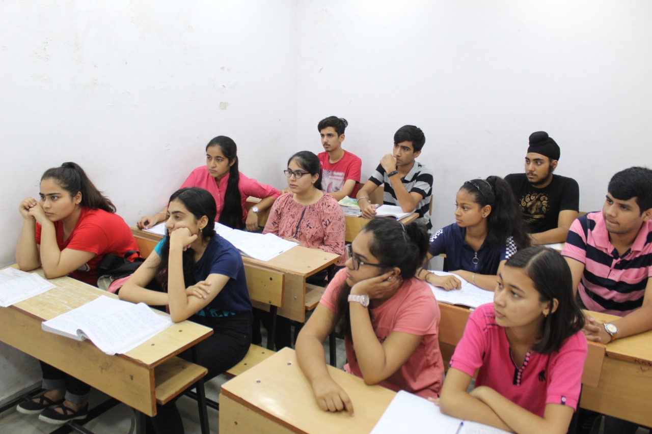 Tutor Teaching Classes of ISL Competitive Coaching Centre