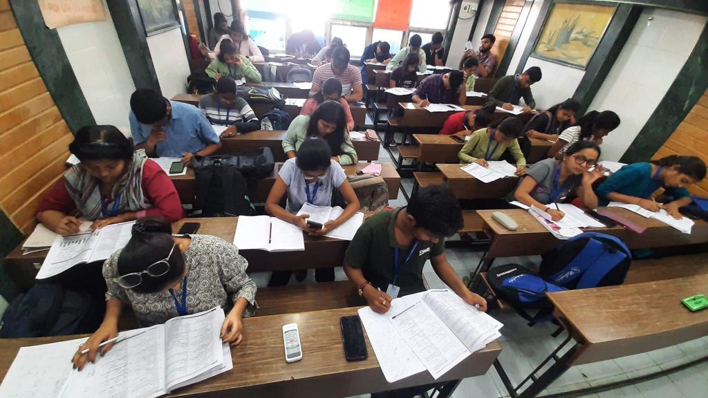 Tutor Teaching Classes of Mahendra Education