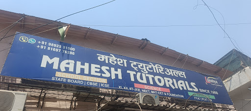 Tutor Teaching Classes of Mahesh Tutorials