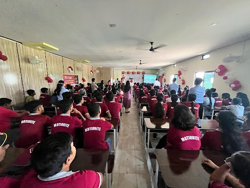 Tutor Teaching Classes of Motion Education