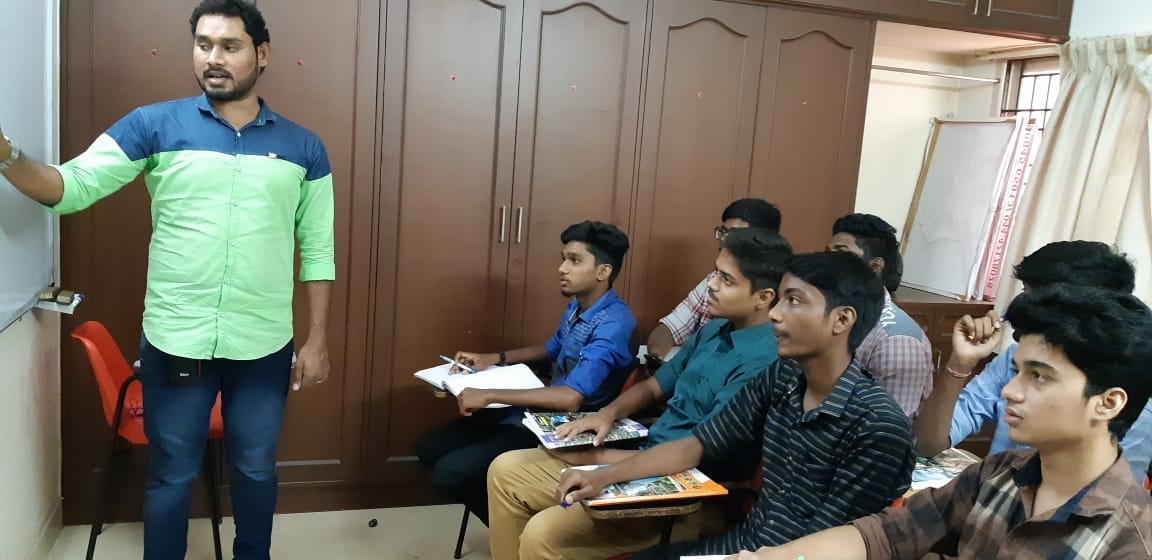 Tutor Teaching Classes of Nesto Institute 
