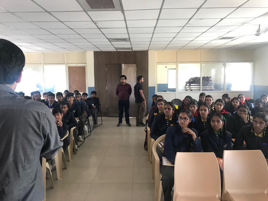 Tutor Teaching Classes of Nomoreclass