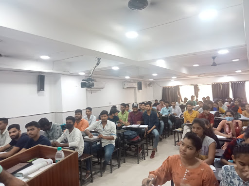 Tutor Teaching Classes of Ravindra's IAS