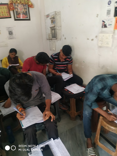 Tutor Teaching Classes of Ruhela Competition Coaching Center
