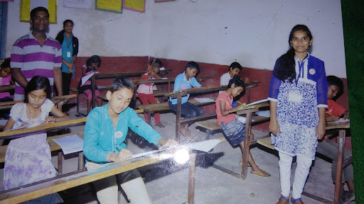 Tutor Teaching Classes of S R M T Coaching Academy