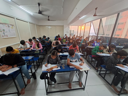 Tutor Teaching Classes of Samarth Institute