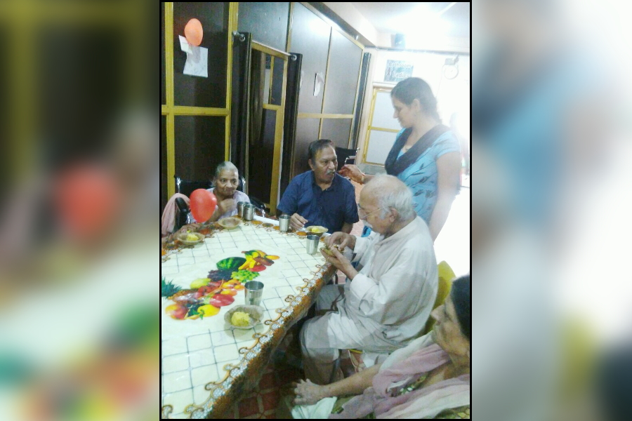 Serving food of Shashiraj Foundation