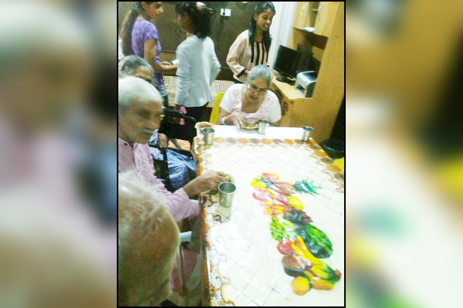 Serving food of Shashiraj Foundation