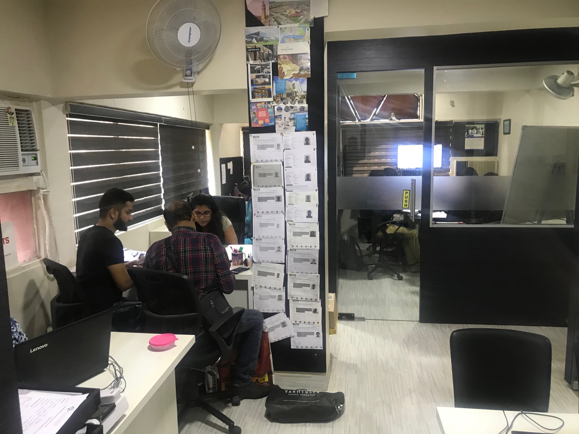Tutor Teaching Classes of Study Smart