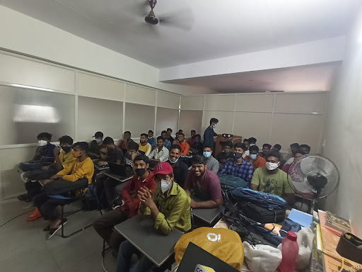 Tutor Teaching Classes of Summit