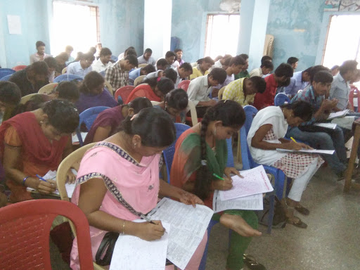 Tutor Teaching Classes of Target Academy